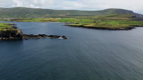 Una-Toma-Panorámica-De-4.000-Drones-En-La-Isla-Valenciana-De-Bray-Head-Hacia-El-Pueblo-De-Portmagee-Y-Las-Islas-Skellig-Condado-De-Kerry,-Irlanda