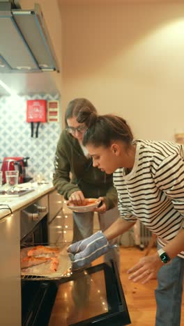 amigos cocinando juntos