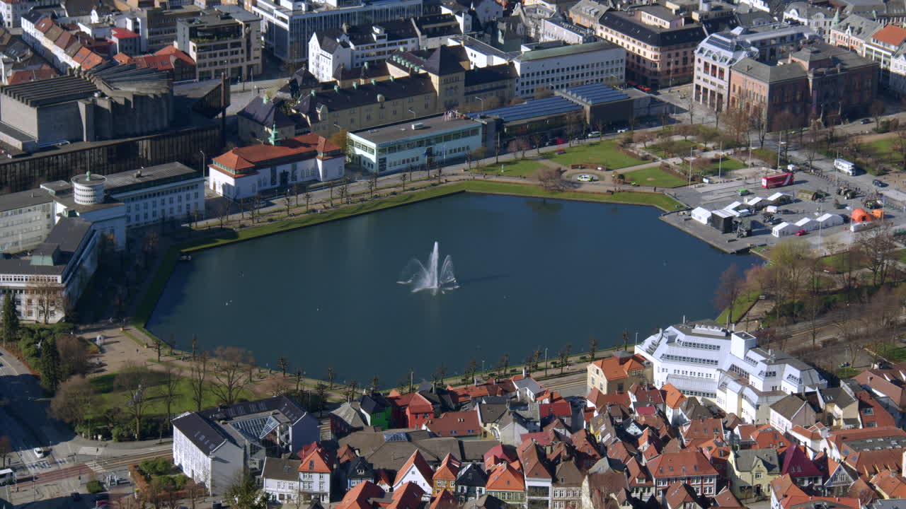 Wide shot of the Lille Lungegårdsvannet lake and fountain. Filmed from Fløyen Panorama