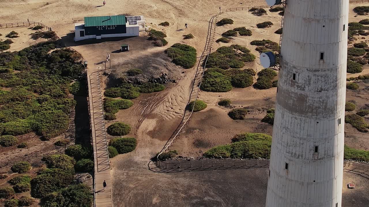 İspanya, Fuerteventura'da bir deniz feneri ve manzaranın kuşbakışı görünümü.