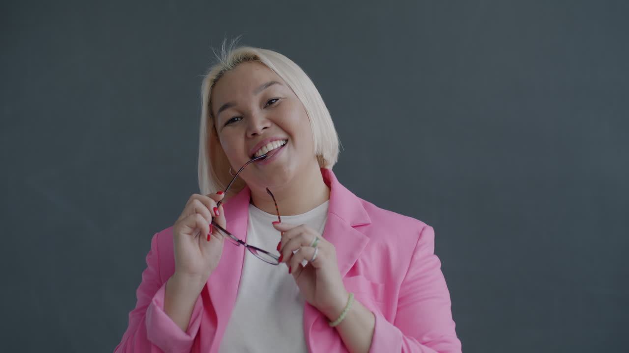 Smilende kvinde i pink blazer