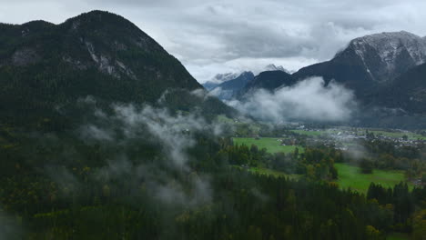 Toma-Aérea-Panorámica-En-Un-Pequeño-Pueblo-De-Austria-Entre-Cimas-De-Montañas