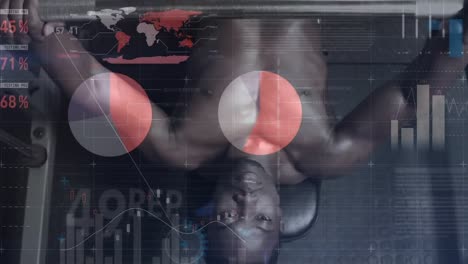 procesamiento de datos estadísticos contra un hombre afroamericano que realiza ejercicios de prensa de banco en el gimnasio