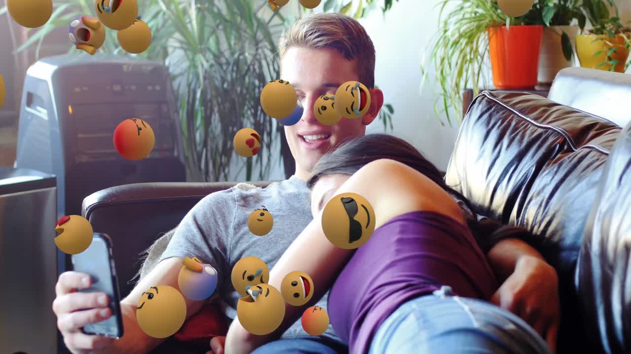 animación de iconos de los medios sobre una feliz pareja caucásica usando un teléfono inteligente
