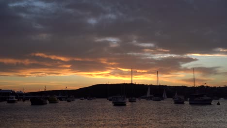 Sydney,-Australia---Maravilloso-Paisaje-De-Mar-En-Calma-Y-Yates-De-Lujo-Para-Turistas-Durante-La-Puesta-De-Sol---Plano-General