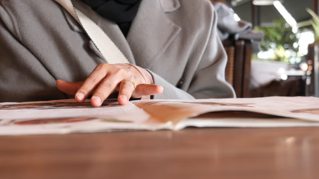 Mulher lendo um cardápio em um restaurante