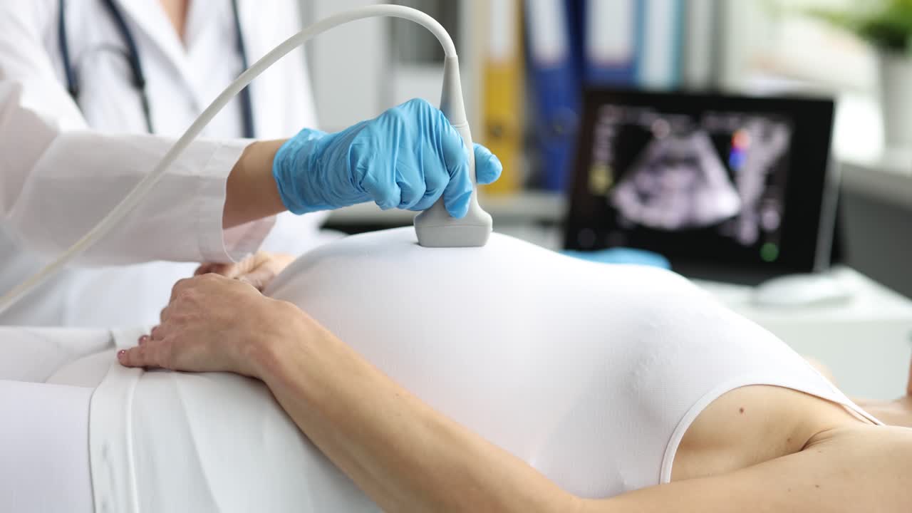 임신한 여성의 초음파 검사