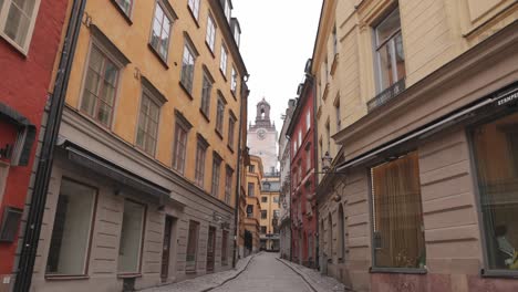 Narrow-Street-Of-Tyska-Skolgränd-In-Gamla-Stan,-The-Old-Town-In-Central-Stockholm,-Sweden