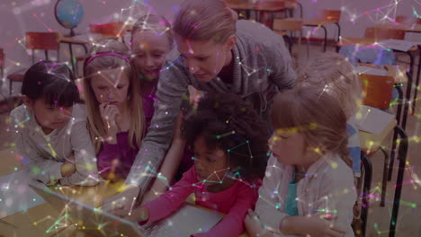 animación de formas sobre maestra caucásica con computadora portátil y escolares diversos