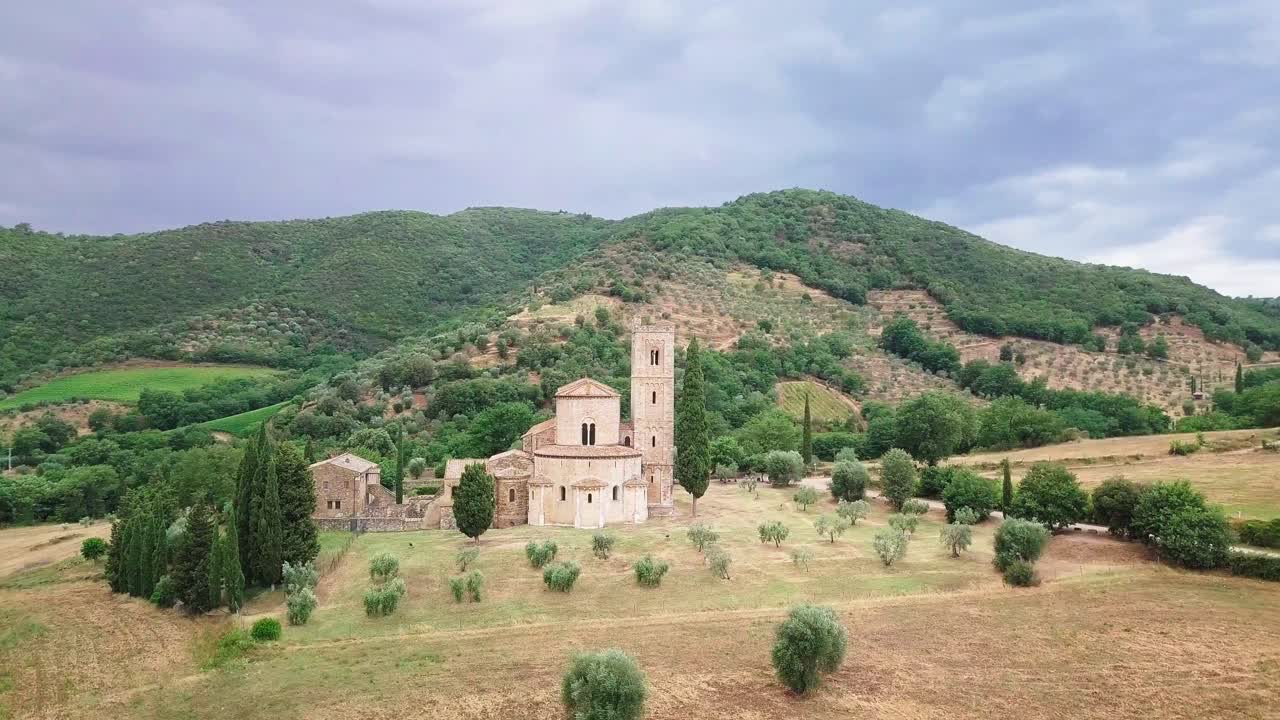vistas aéreas de abbazia di sant'antimo