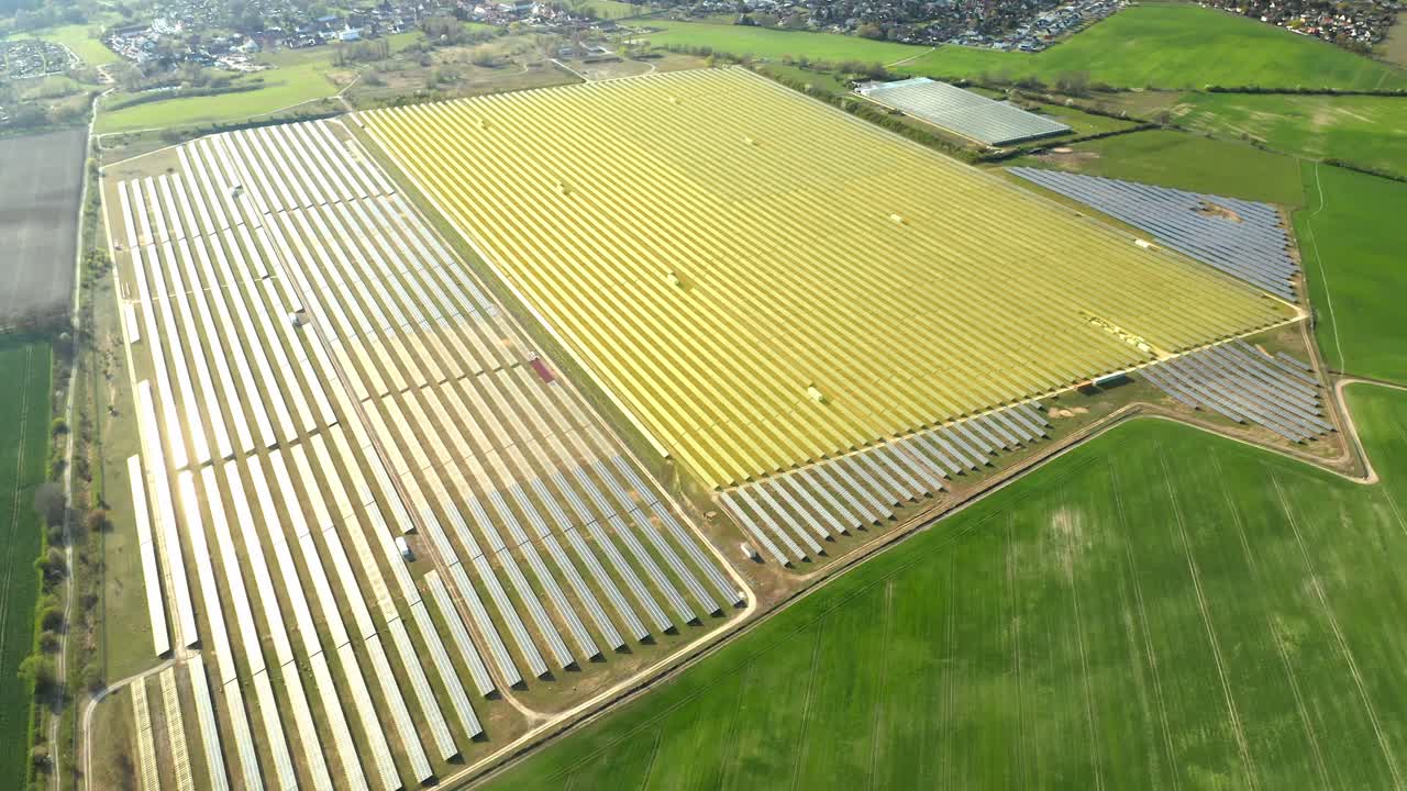 전기, 녹색 에너지 개념을 수집하는 빛나는 태양 전지판의 공중 전망 - 3d 모션 그래픽 애니메이션