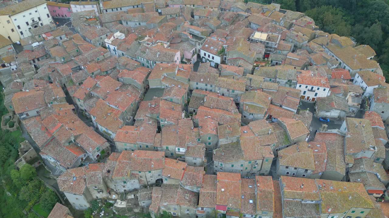 이탈리아의 중세 마을의 공중 사진, 드론 카메라가 아래로 기울어집니다.