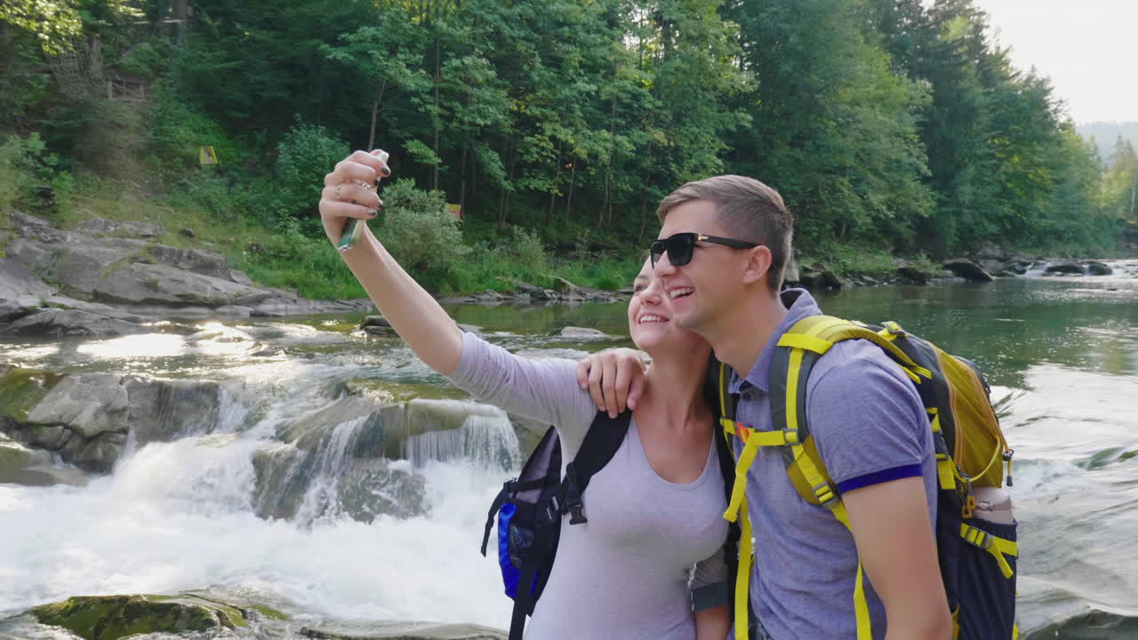 una hermosa cascada en las montañas agua que fluye sobre las rocas
