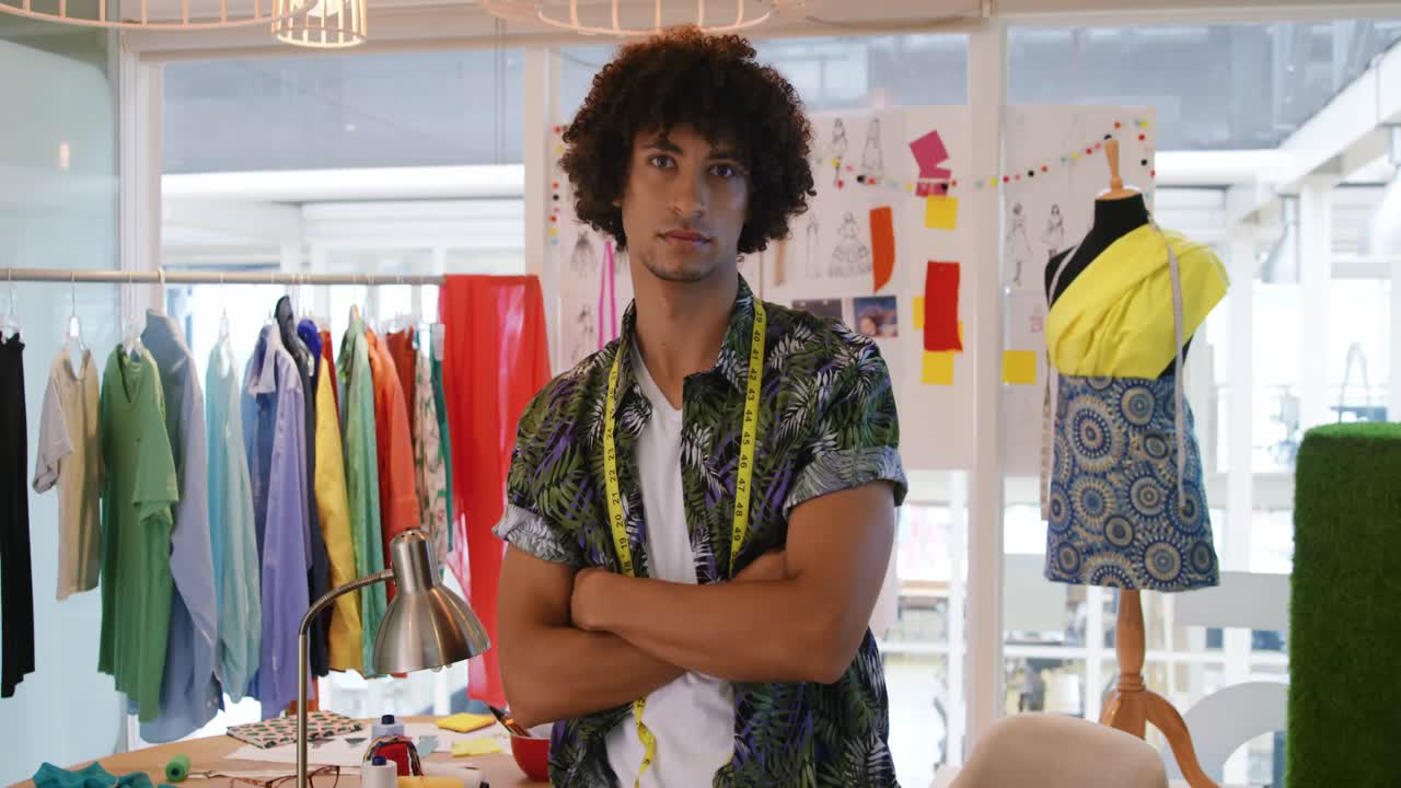 joven que trabaja en una oficina creativa