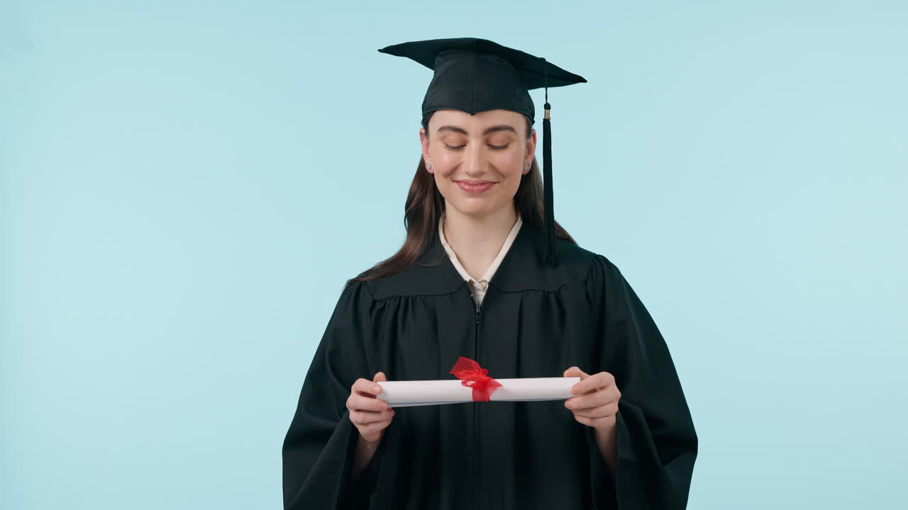 sonrisa, cara y una mujer con un diploma de graduación