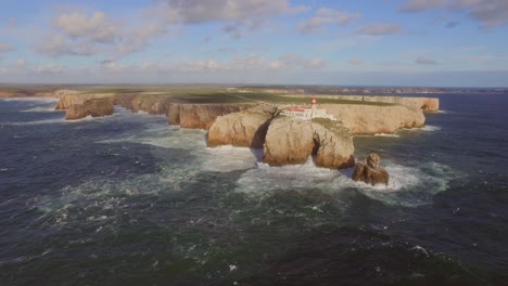 grandes olas en el punto más al sur oeste de europa, cabo de são vicente y sagres en el algarve, portugal