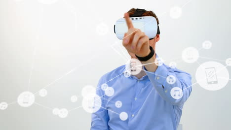 animación de la red de conexiones con iconos sobre el hombre de negocios que lleva auriculares vr
