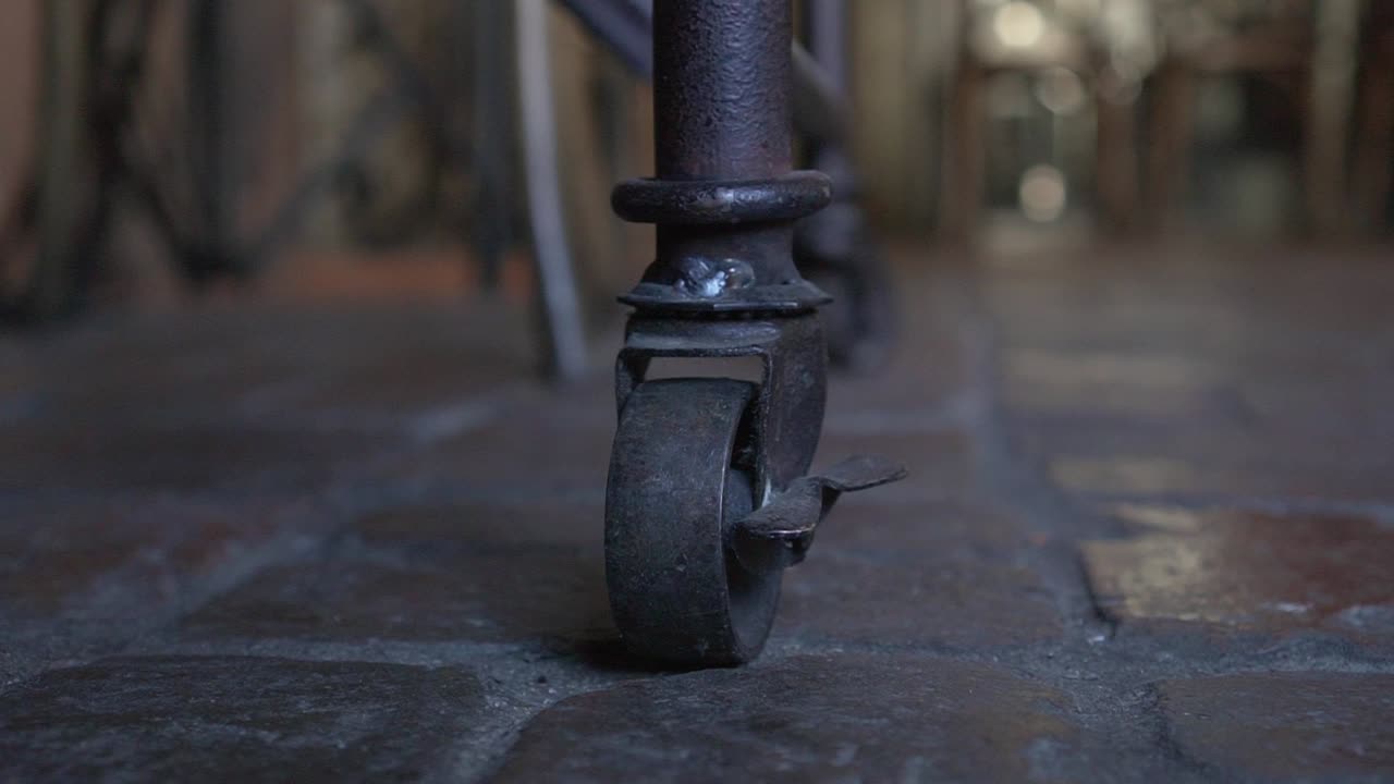 슬로우모 - 고급 레스토랑에서 고대의 역사적인 가구 캐스터