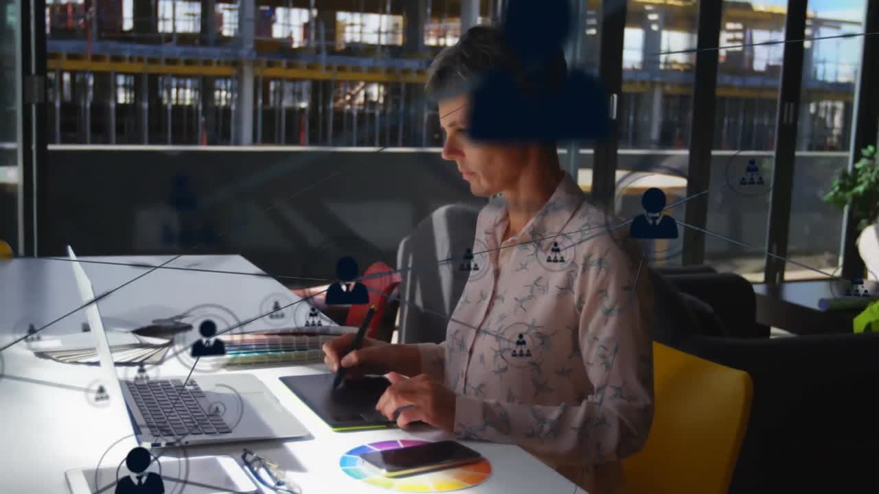 animación de una red de conexiones con iconos sobre una mujer de negocios usando una tableta gráfica