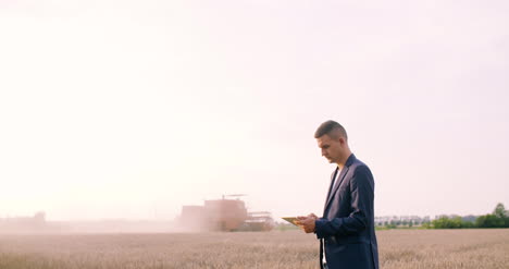 Landwirtschaftsbauer-Mit-Digitalem-Tablet-Während-Der-Ernte-2