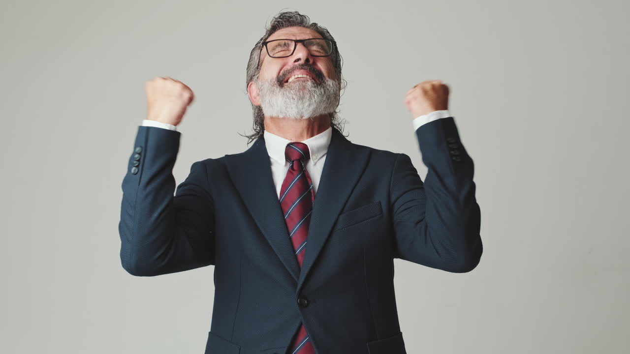 Uomo d'affari entusiasta festeggia il successo con un gesto trionfante