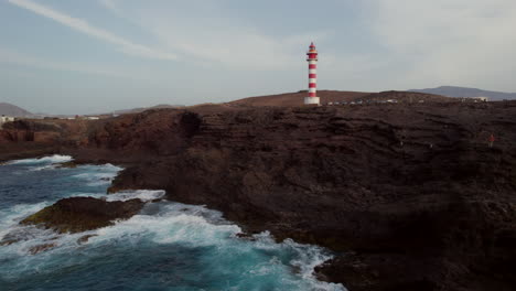 Tranquilidad-Costera:-Vuelo-Al-Atardecer-Sobre-El-Faro-De-Punta-De-Sardina-En-Gáldar,-Gran-Canaria