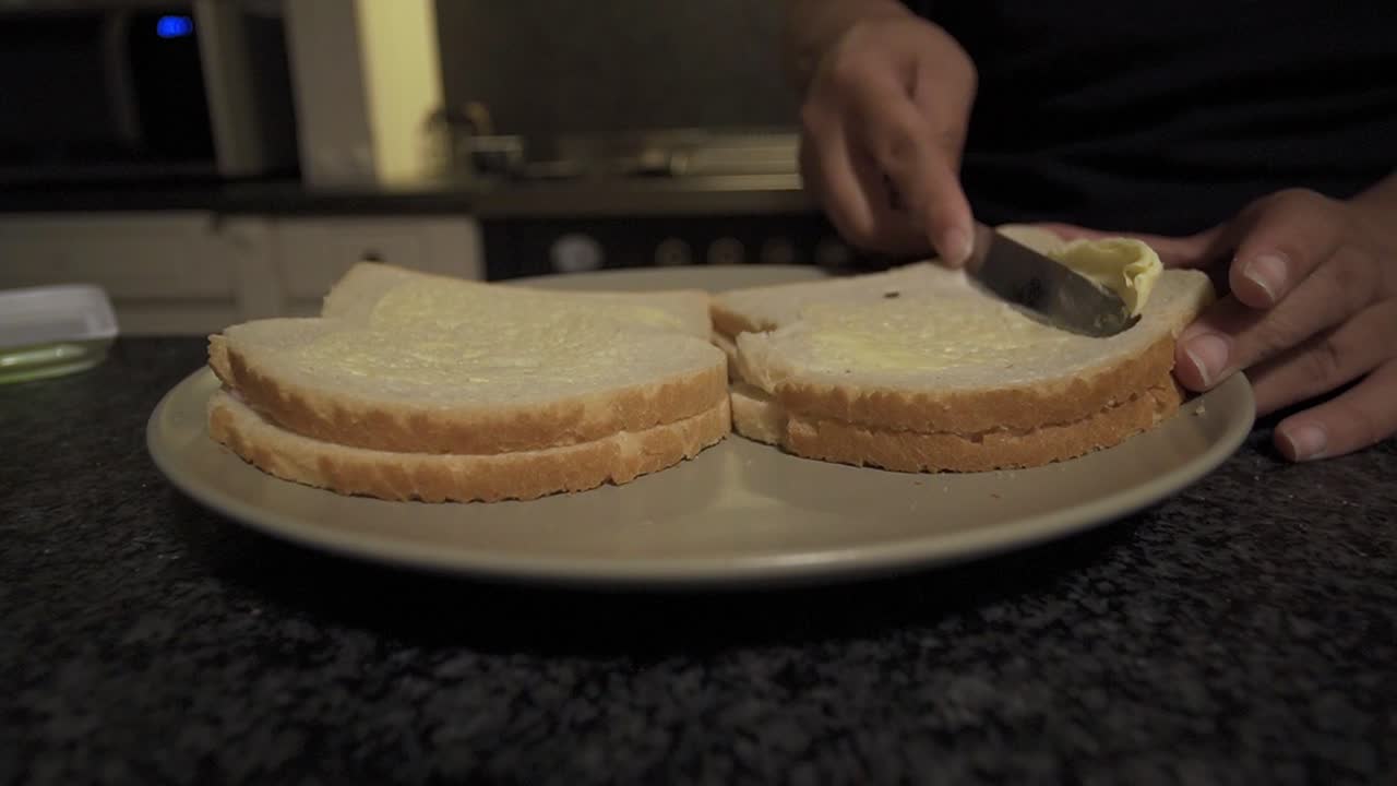 여성은  ⁇ 에 유기농 버터를 묻습니다.