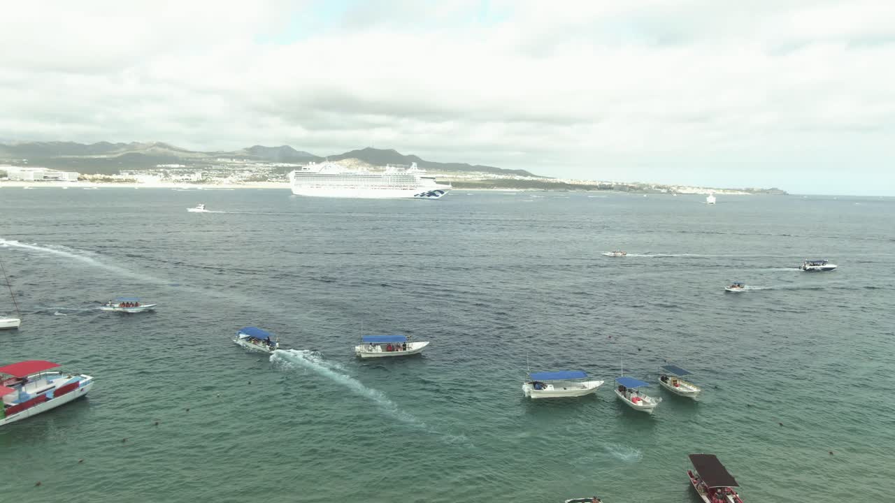 바하 캘리포니아 수르 6 로스카보스 아치에 있는 보트의 공중 샷