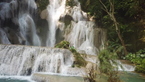 Neigen-Sie-Die-Luftaufnahme-Auf-Die-Wasserfälle-Von-Kuang-Si,-Laos,-Asien