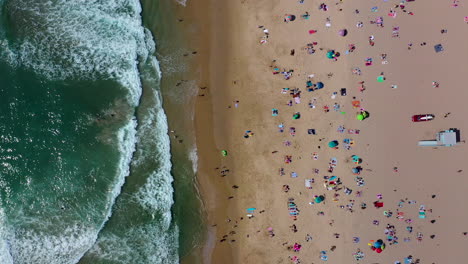 Vista-De-Pájaro-Toma-De-La-Playa-De-Manhattan-Llena-De-Gente