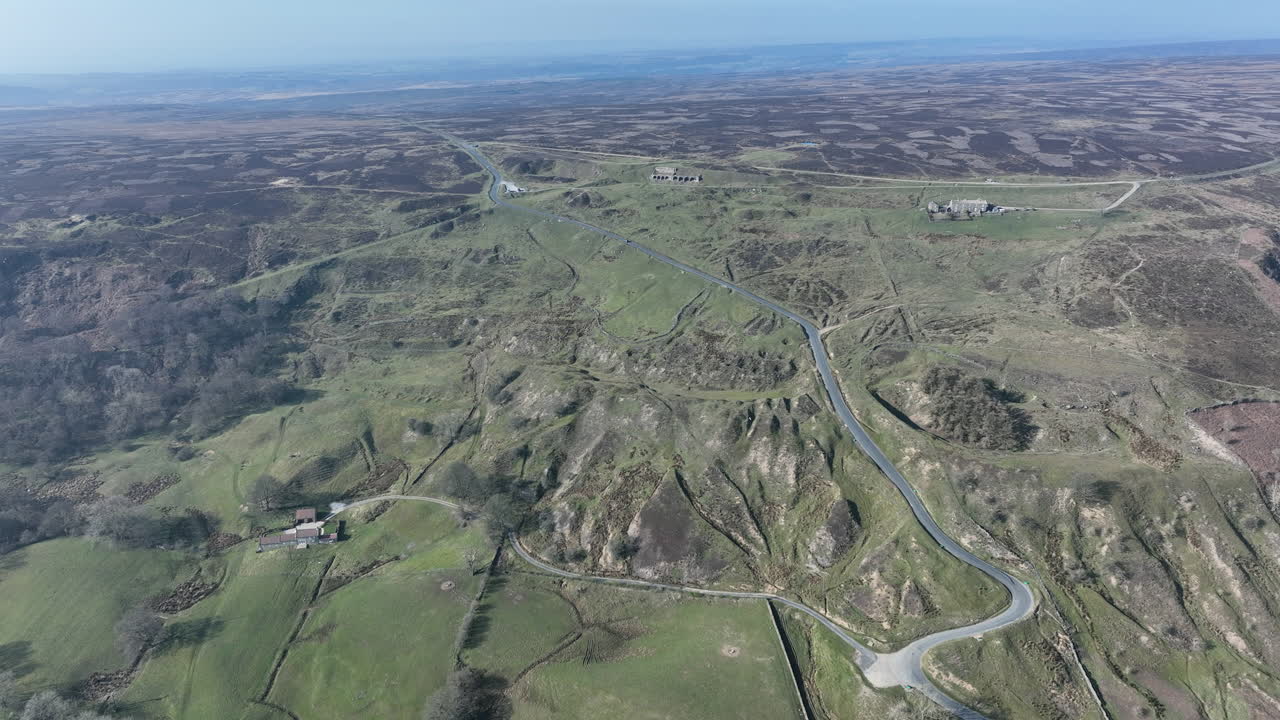 hornos de calcinación de hierro de la abadía de rosedale, imágenes aéreas, parque nacional de los páramos del norte de york, avance de larga distancia sobre el banco de la chimenea hacia los hornos