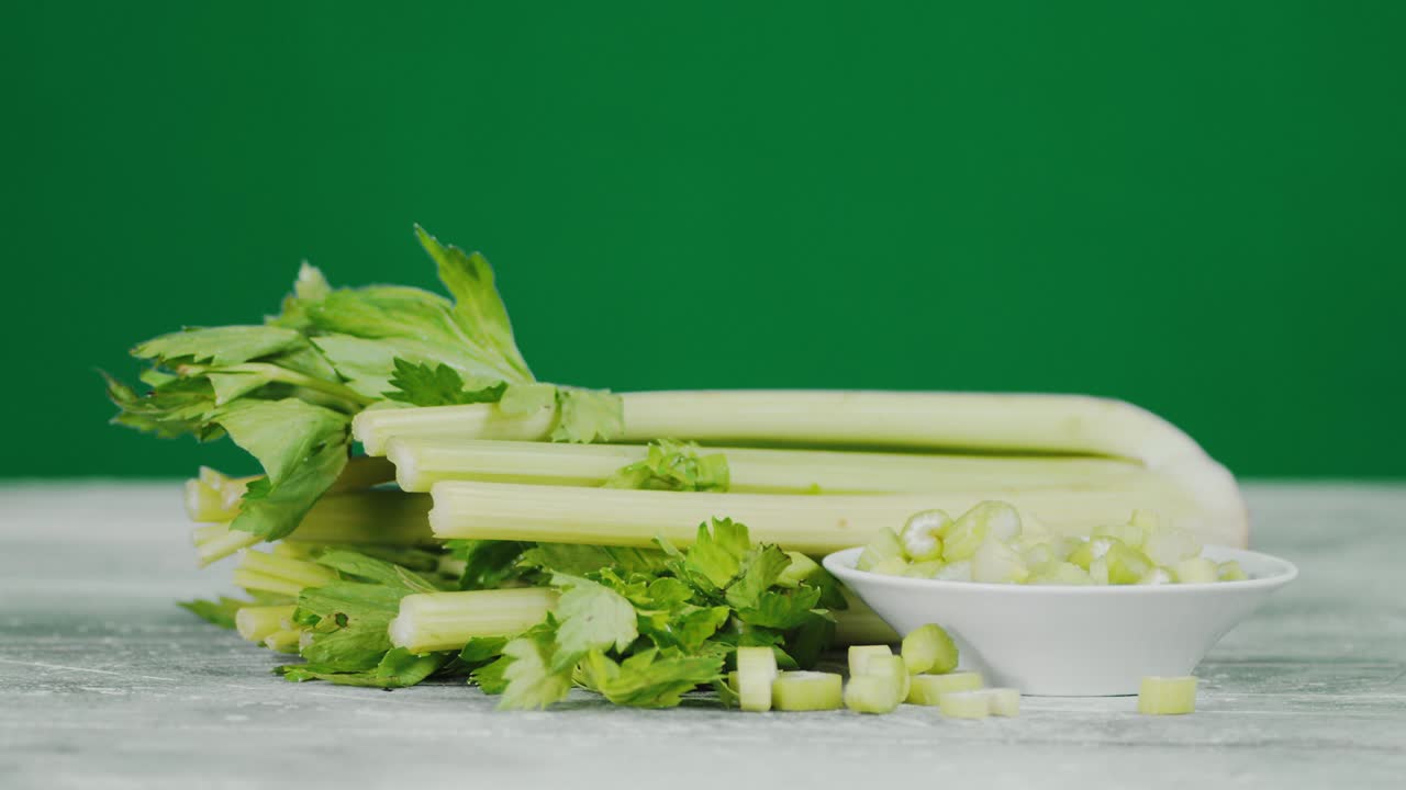 접시 위에 셀러리 한 어리와 잘라진 셀러리를 천천히 회전시켰습니다.