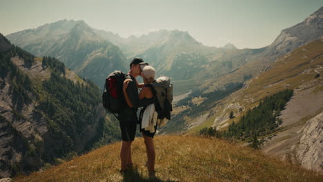 pareja de senderismo en las montañas