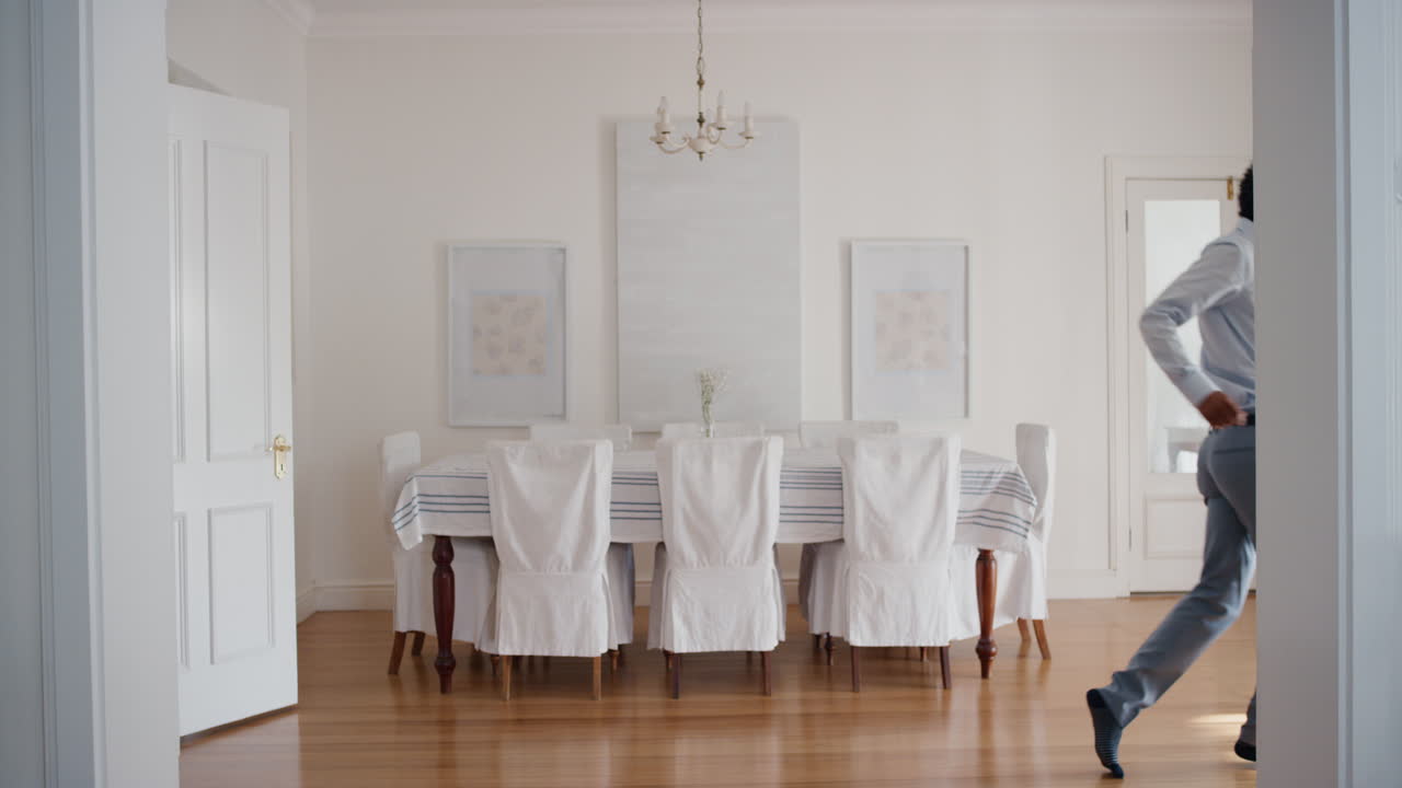 hombre gracioso bailando en casa celebrando el éxito con extraños movimientos de baile de victoria divirtiéndose sintiéndose exitoso 4k