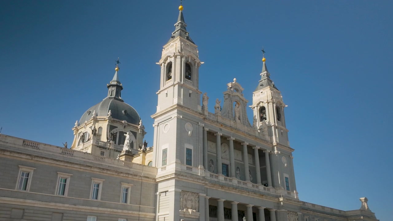 Un'inquadratura dal basso della cattedrale cattolica di Santa Maria la Real de la Almudena a Madrid, Spagna. Adatto per documentari di viaggio e contenuti sul turismo europeo.