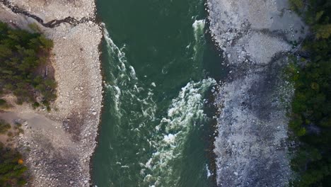 Eine-Drohnenaufnahme-Von-Oben-Nach-Unten-Des-Fraser-River-Im-Inneren-Von-British-Columbia