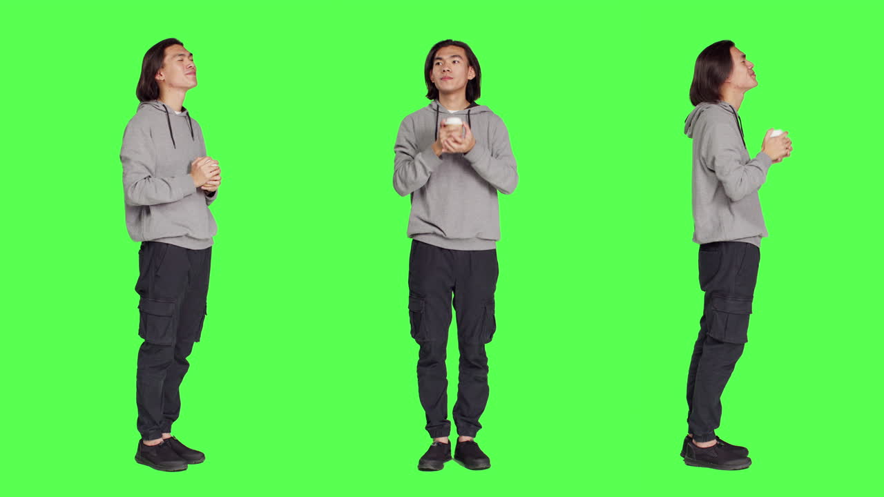 카메라 앞에서 커피를 마시는 아시아인