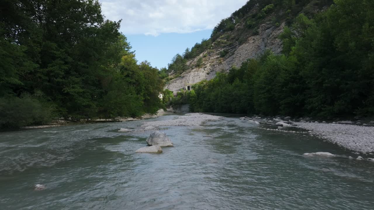 Paesaggio fluviale illuminato dal sole radente naturale, con vista sul Col de Blancheville, fiume Drôme.