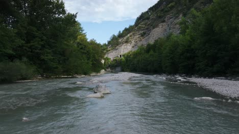 Paisaje-Natural-De-Luz-Solar-De-Bajo-ángulo-Del-Río,-Con-Vistas-Al-Col-De-Blancheville,-Río-Drôme