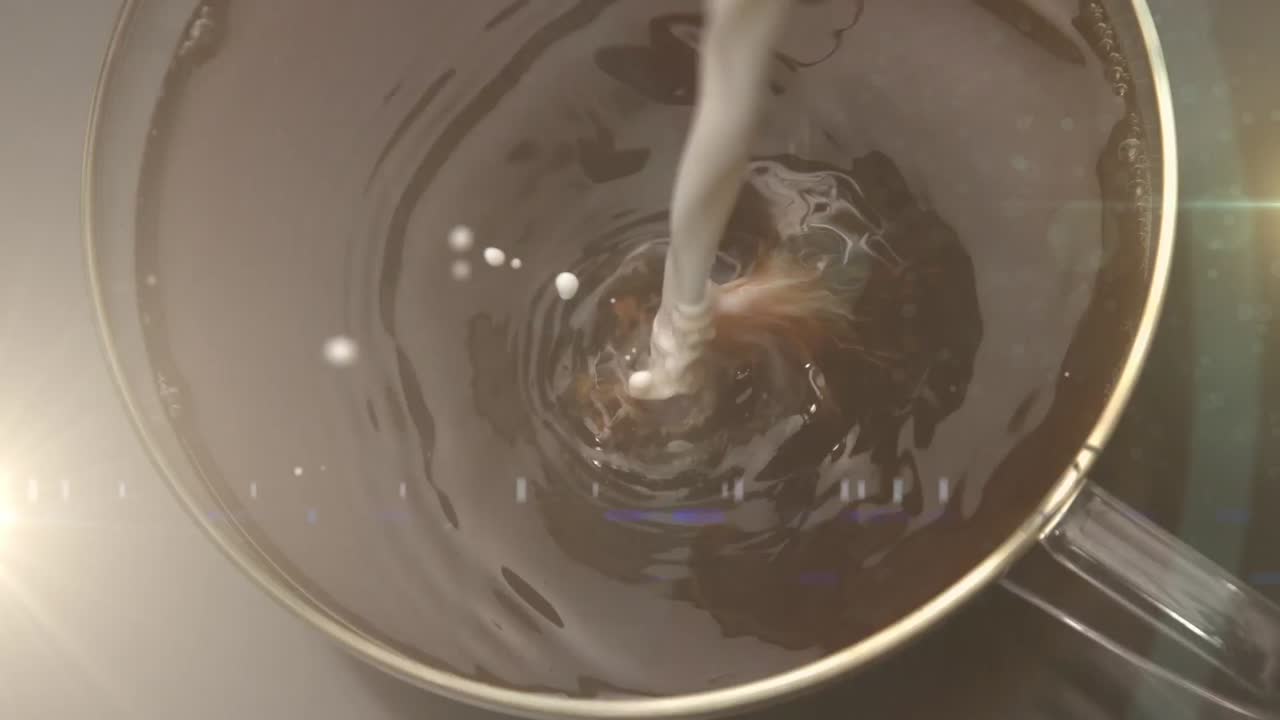 Animazione di punti luce sul caffè che viene versato