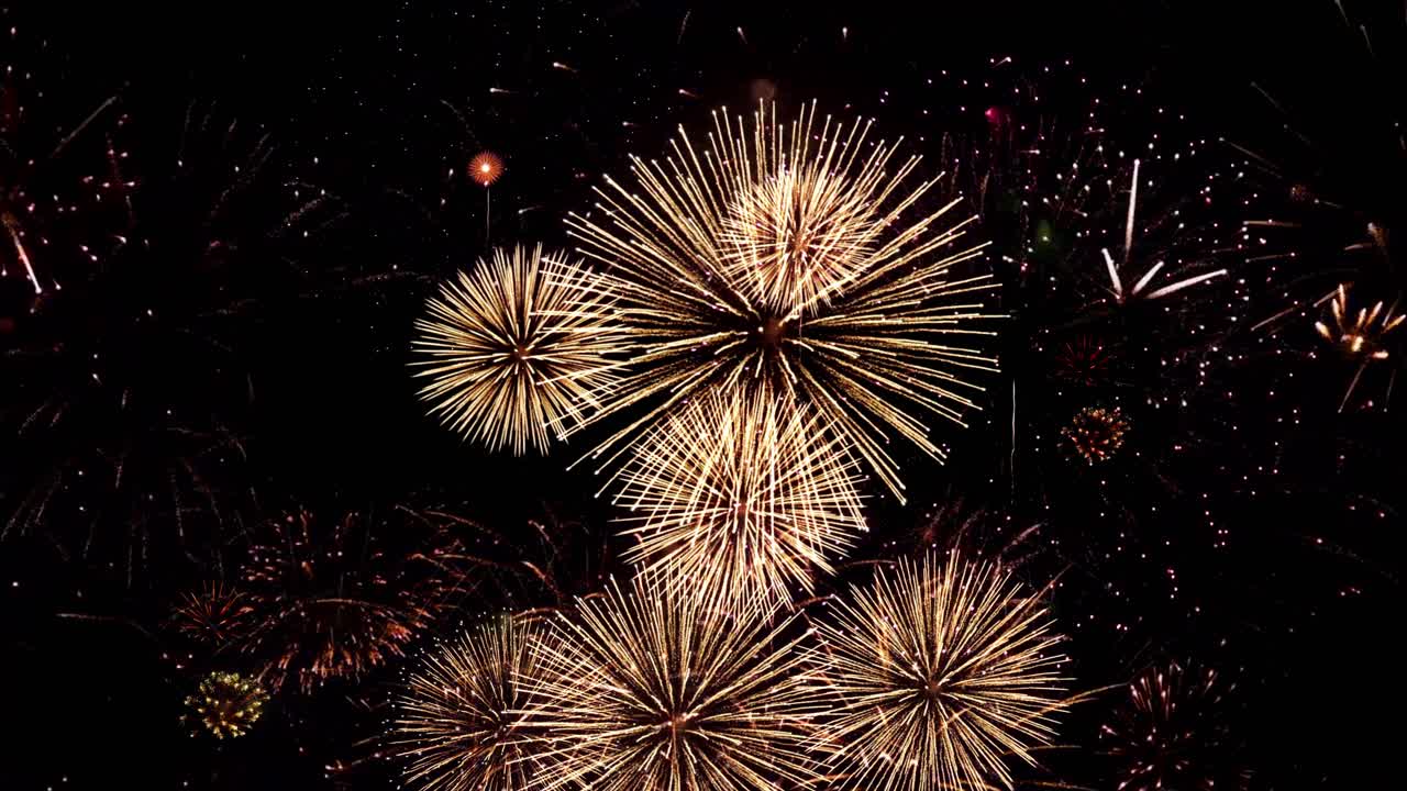 Fuegos artificiales en 4K para celebrar la Nochevieja, fondo de fuegos artificiales brillantes con luces bokeh.