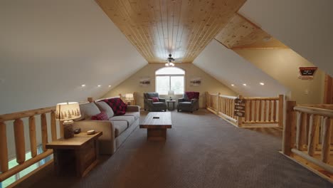 Einschub-Eines-Loft-Wohnzimmers-In-Einer-Holzhütte-Im-Norden-Von-Minnesota