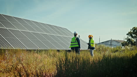 Menschen-In-Der-Solaranlage-Zur-Inspektion