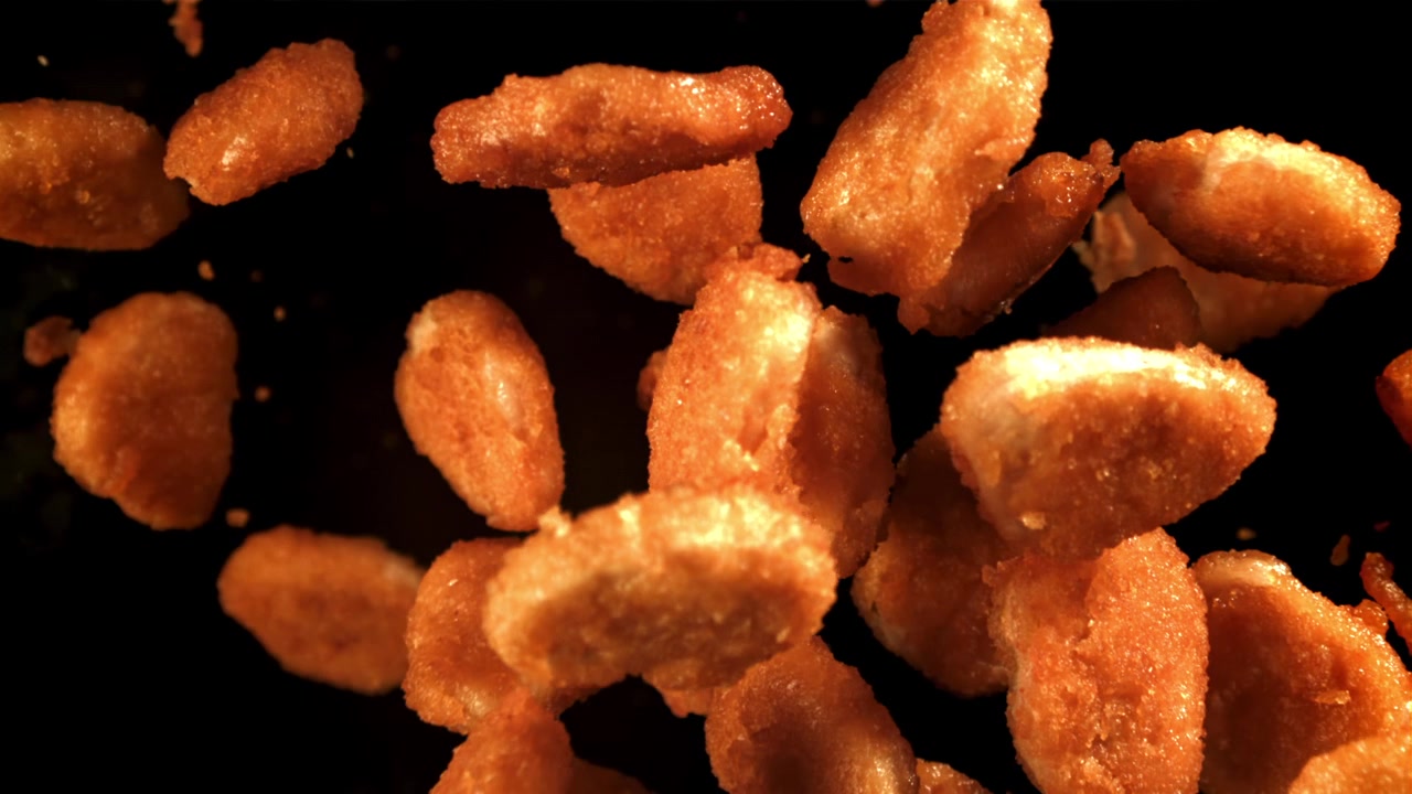 Nugget Ayam Goreng Keemasan Jatuh dalam Gerak Lambat
