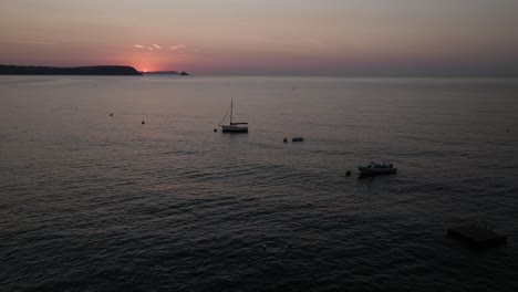 barcos de la costa sur de cornualles de lapso de tiempo de salida del sol en la vista aérea del mar