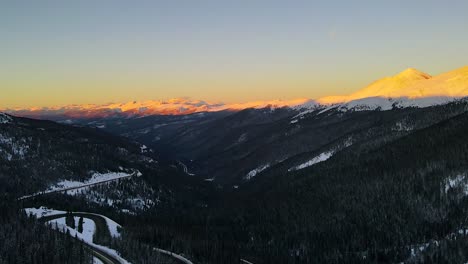 Paso-De-Berthound-En-Invierno-Durante-La-Puesta-De-Sol.-Lapso-De-Tiempo-Aéreo