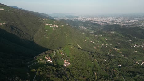 Pueblo-De-Montaña-Cerca-De-Bassano-Del-Grappa-En-Véneto,-Italia