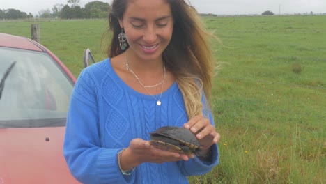 Mujer-Sosteniendo-Una-Tortuga-Oriental-De-Cuello-Largo-Con-La-Cabeza-Escondida-En-Su-Caparazón