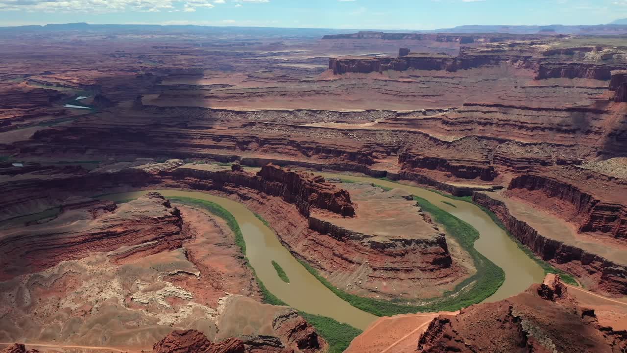 río verde, parque nacional canyonlands, moab, utah, ee.uu. - toma aérea de drones