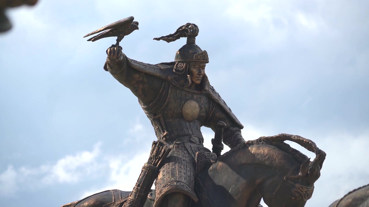 Estátua de Bronze de Guerreiro Antigo a Cavalo com Falcão